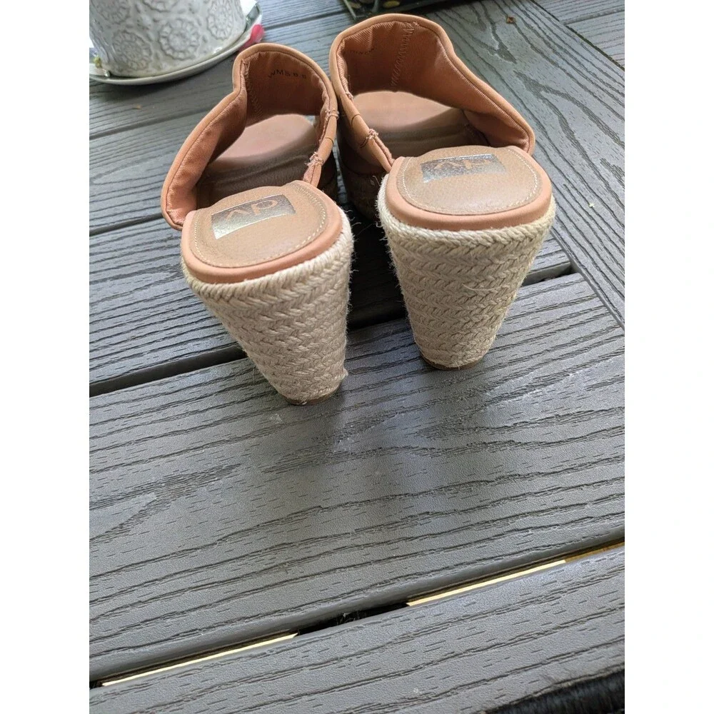Dolce Vita Dixon Women’s 8.5 Blush Faux Suede Slip On Wedge Heel Sandals Shoes